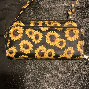 Yellow black and white purse never been used